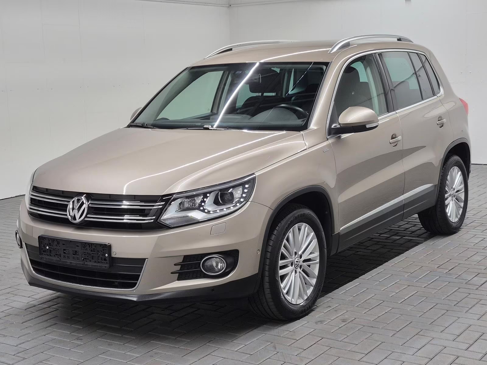 Volkswagen Tiguan Sport Style Bi-Xénon Navi SHZ Kam 17LM